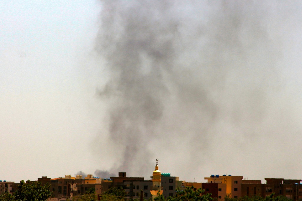     دخان يتصاعد فوق مبان في الخرطوم التي دمرتها الحرب (ا ف ب)   