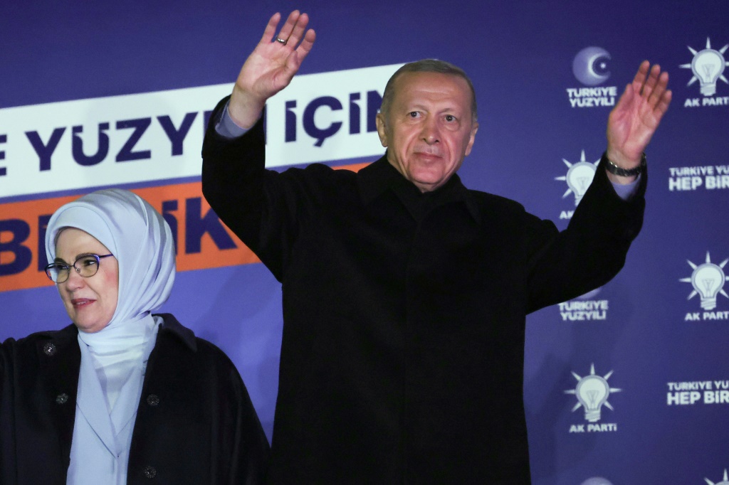     الرئيس التركي رجب طيب اردوغان مع زوجته يوجهان تحية للمناصرين أمام مقر حزب العدالة والتنمية في انقرة في 15 ايار/مايو 2023. (ا ف ب)