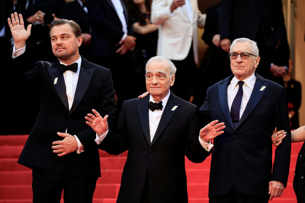 المخرج الأميركي مارتن سكورسيزي محاطاً بالنجمين ليوناردو دي كابريو وروبرت دي نيرو خلال مهرجان كان السينمائي في 20 أيار/مايو 2023 (ا ف ب)