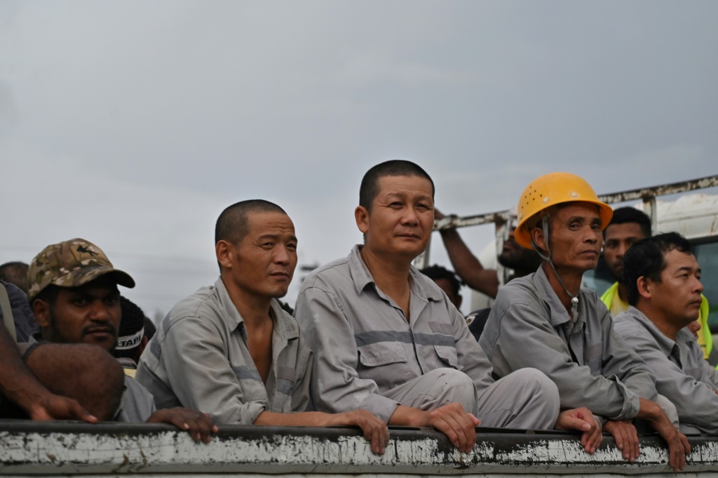     صورة التُقطت في 17 أيار/مايو 2023 تظهر عمالًا صينيين وآخرين من بابوا غينيا الجديدة في بور موريسبي (ا ف ب)