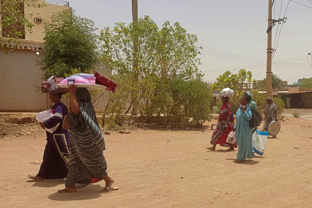 نقلت الصحيفة عن شهود عيان أن تدمير وثائق السفر كان قرارا صعبا بالنسبة للمسؤولين الأمريكيين (أ ف ب)