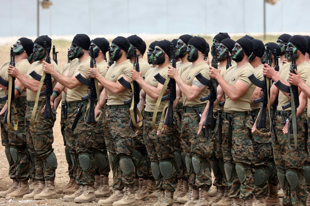    مقاتلون من جماعة حزب الله اللبنانية المدعومة من إيران يجرون تدريبات عسكرية في جنوب لبنان تشمل غارات وهمية على إسرائيل (أ ف ب)