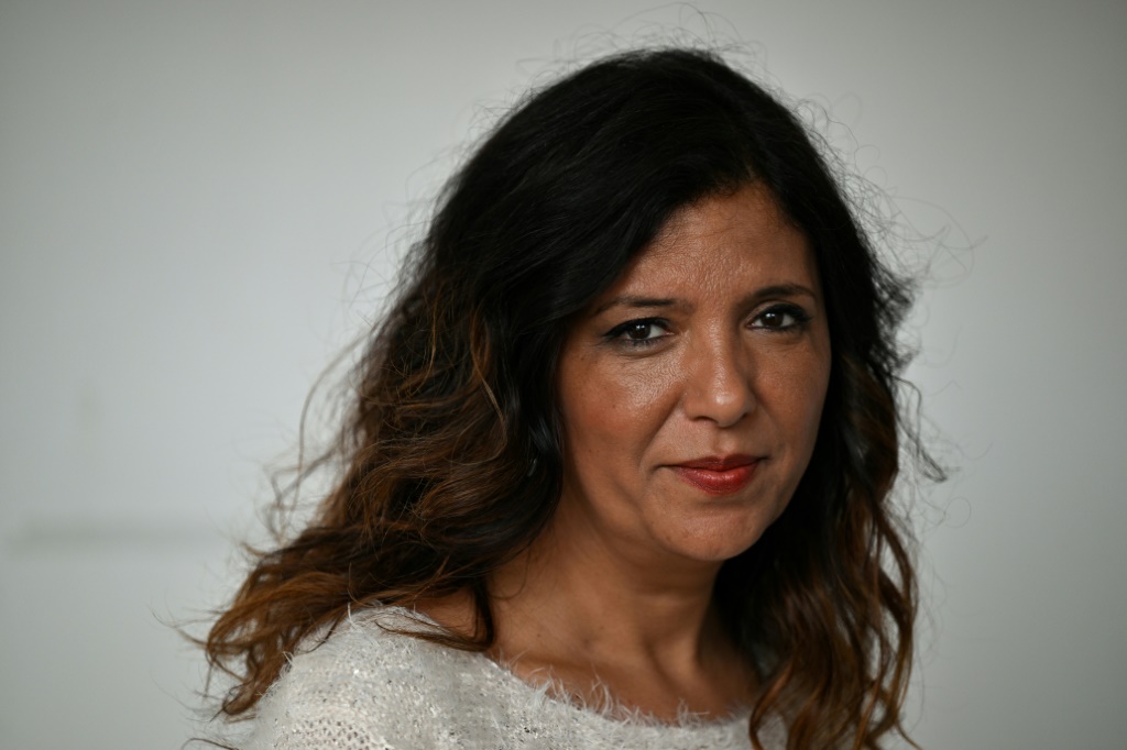 المخرجة التونسية كوثر بن هنية على هامش مهرجان كان السينمائي في مدينة كان الفرنسية في 20 أيار/مايو 2023 (ا ف ب)