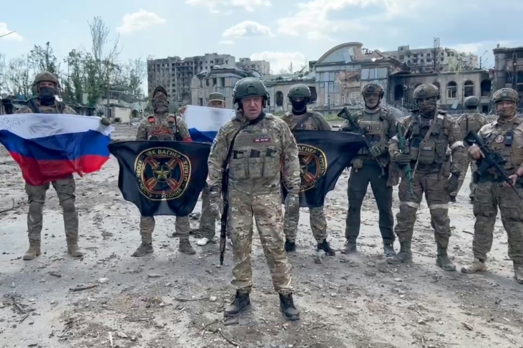     صورة مؤرخة في 20 أيار/مايو 2023 ليفغيني بريغوجين ومقاتلين من مجموعة فاغنر الروسية خلال إعلانه السيطرة على باخموت (ا ف ب)