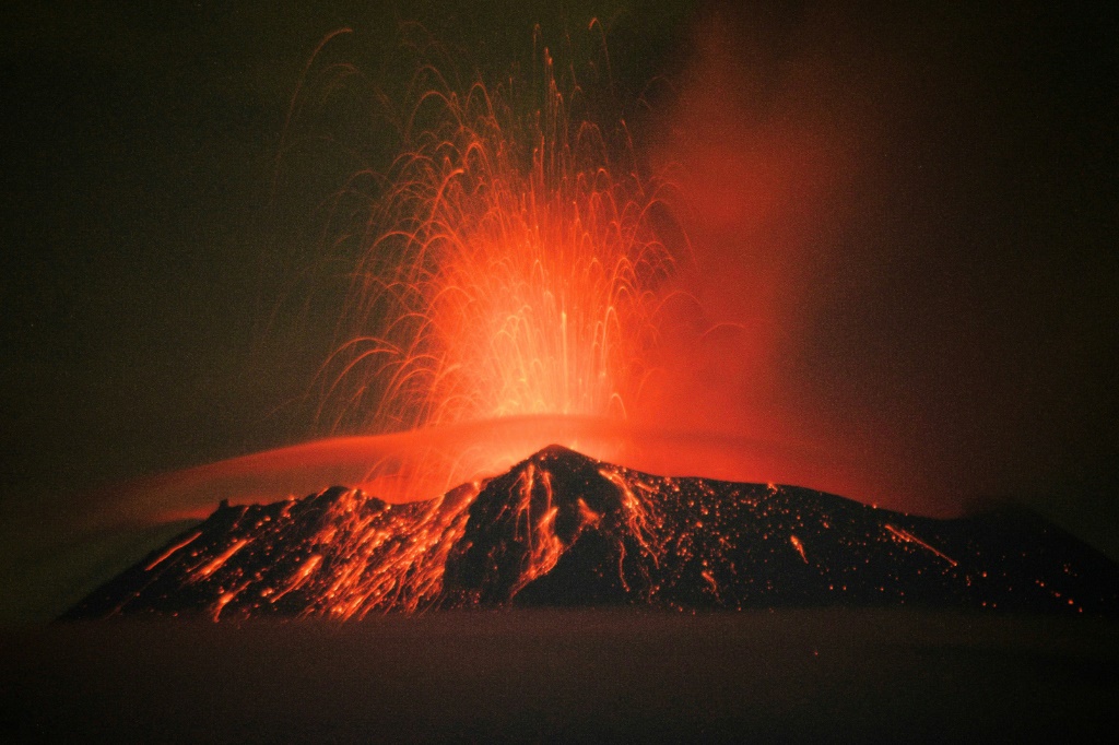     بركان بوبوكاتيبيتل الواقع وسط المكسيك يطلق الدخان والرماد في 20 أيار/مايو 2023 (أ ف ب)