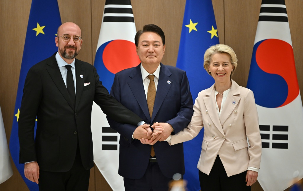        رئيس المجلس الأوروبي تشارلز ميشيل ورئيسة المفوضية الأوروبية أورسولا فون دير لاين يصلان إلى سيول لإجراء محادثات مع رئيس كوريا الجنوبية يون سوك يول. (ا ف ب)