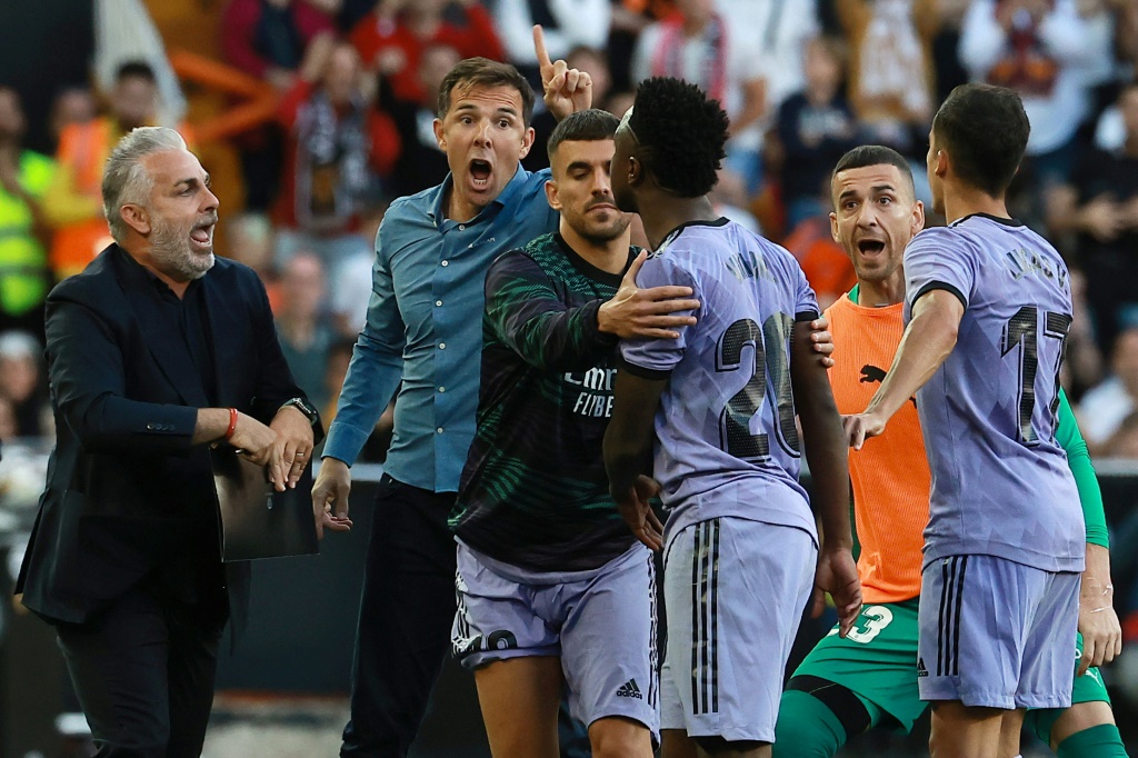 البرازيلي فينيسيوس جونيور لاعب ريال مدريد يتواجه مع مسؤولين من فالنسيا بعد طرده في مباراة الفريقين في الليغا في 21 أيار/مايو 2023 (ا ف ب)