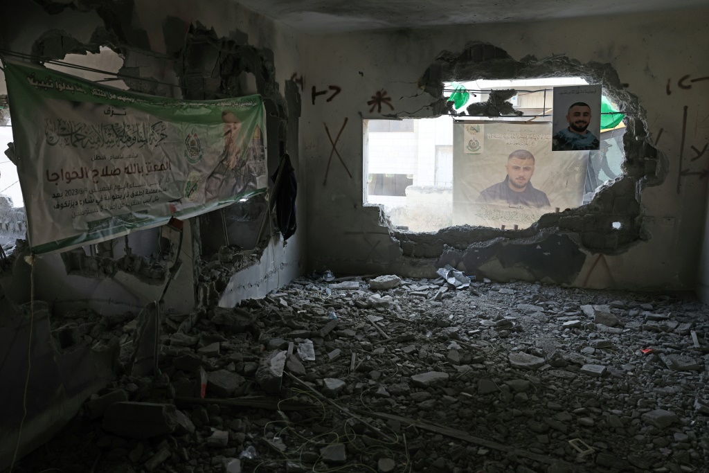     شقة في الطابق الأول للمسلح الفلسطيني معتز خواجة في الضفة الغربية المحتلة مدمرة بعد أن فجرتها القوات الإسرائيلية في الساعات الأولى من صباح اليوم. (أ ف ب)