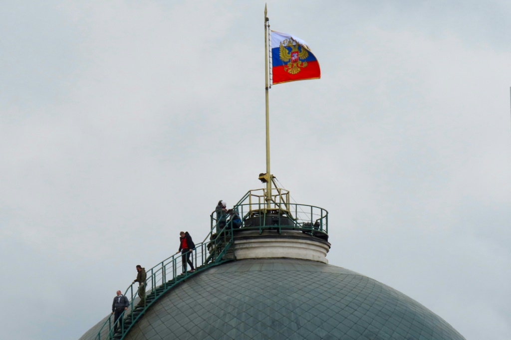 قبة احد مباني مجمع الكرملين في وسط موسكو وعليها علم روسيا في 3 ايار/مايو 2023 (ا ف ب)