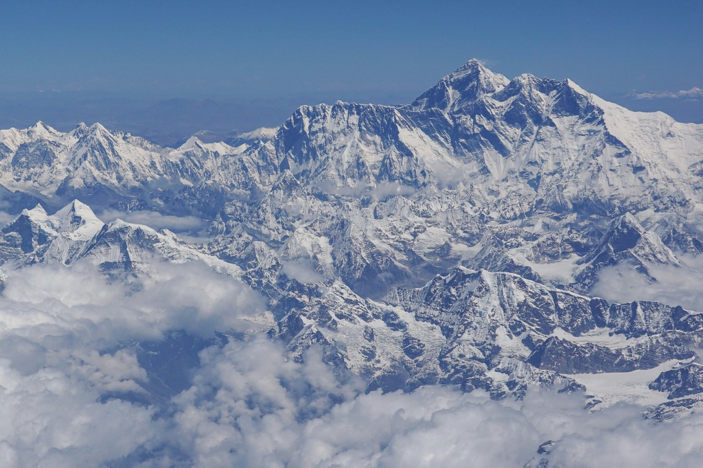صورة ملتقطة من الجو في 27 نيسان/أبريل 2019 تظهر جبل إيفرست (ا ف ب)