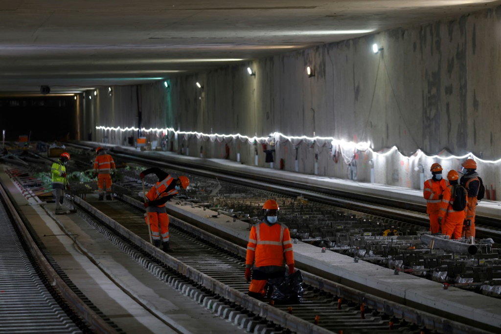 عمال في أحد أنفاق مترو باريس في 29 تشرين الأول/أكتوبر 2020 (ا ف ب)