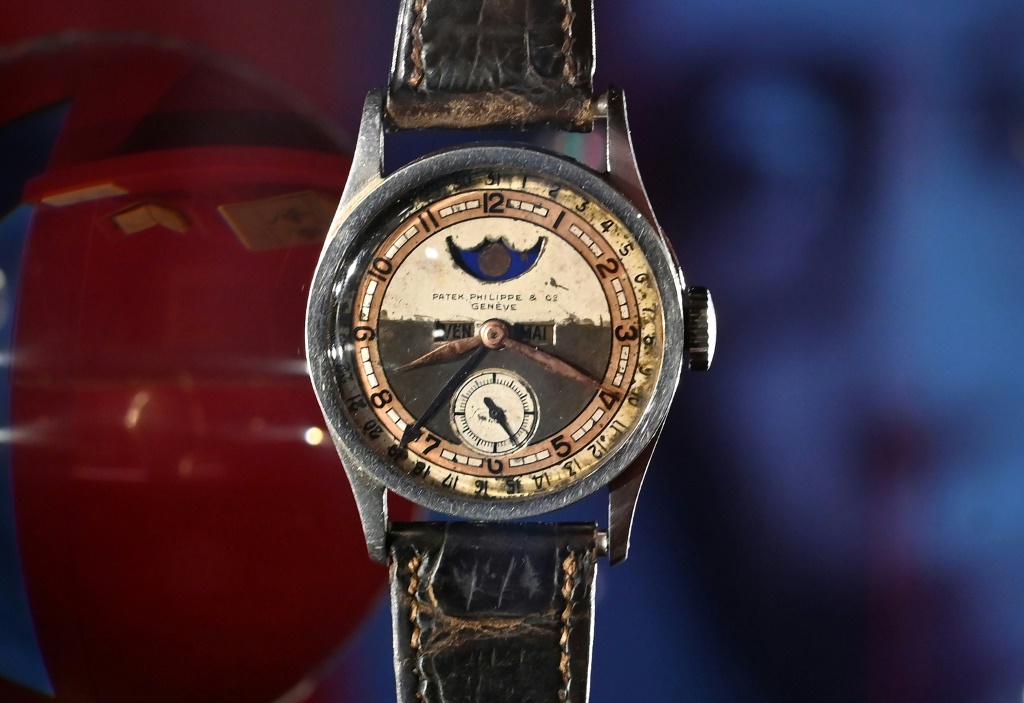 بيعت ساعة يد Patek Philippe برمز يشبه التاج كان يملكها الإمبراطور الصيني الأخير بأكثر من 5 ملايين دولار في المزاد العلني مساء اليوم الثلاثاء (ا ف ب)