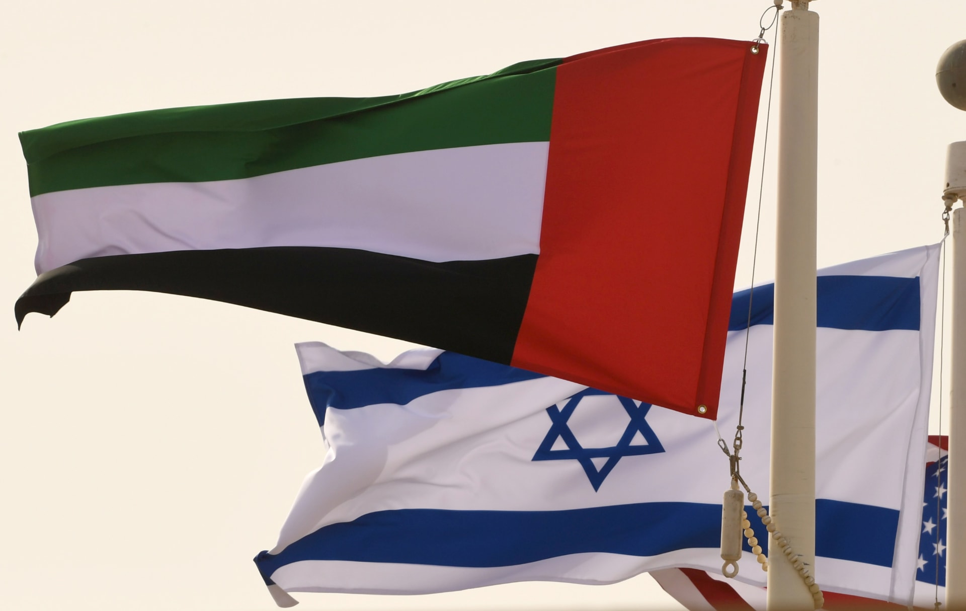 العلم الإماراتي والعلم الإسرائيلي (وام)