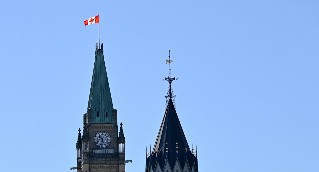 علم كندا فوق برلمانها في العاصمة أوتاوا في 12 أيار/مايو 2023 (ا ف ب)
