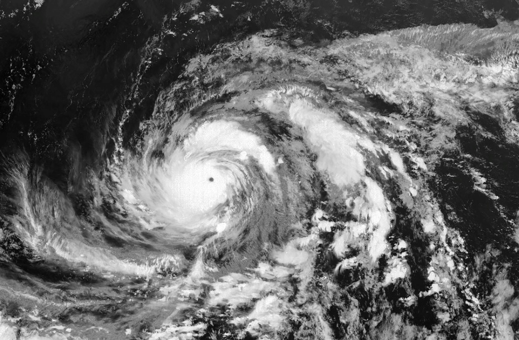 الإعصار غوام متّجهاً إلى جزيرة غوام في المحيط الهادئ كما بدا في صورة التقطها قمر اصطناعي ووزّعتها الإدارة الوطنية للمحيطات والغلاف الجوي في 23 أيار/مايو 2023 (ا ف ب)