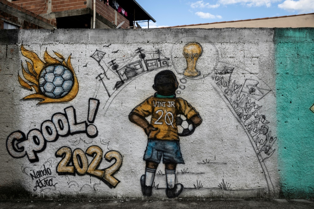 صورة جدارية للمهاجم البرازيلي فينيسيوس جونيور بالقرب من منزل عائلته في مدينة ساو غونسالو في ريو دي جانيرو في 23 أيار/مايو 2023. (ا ف ب)
