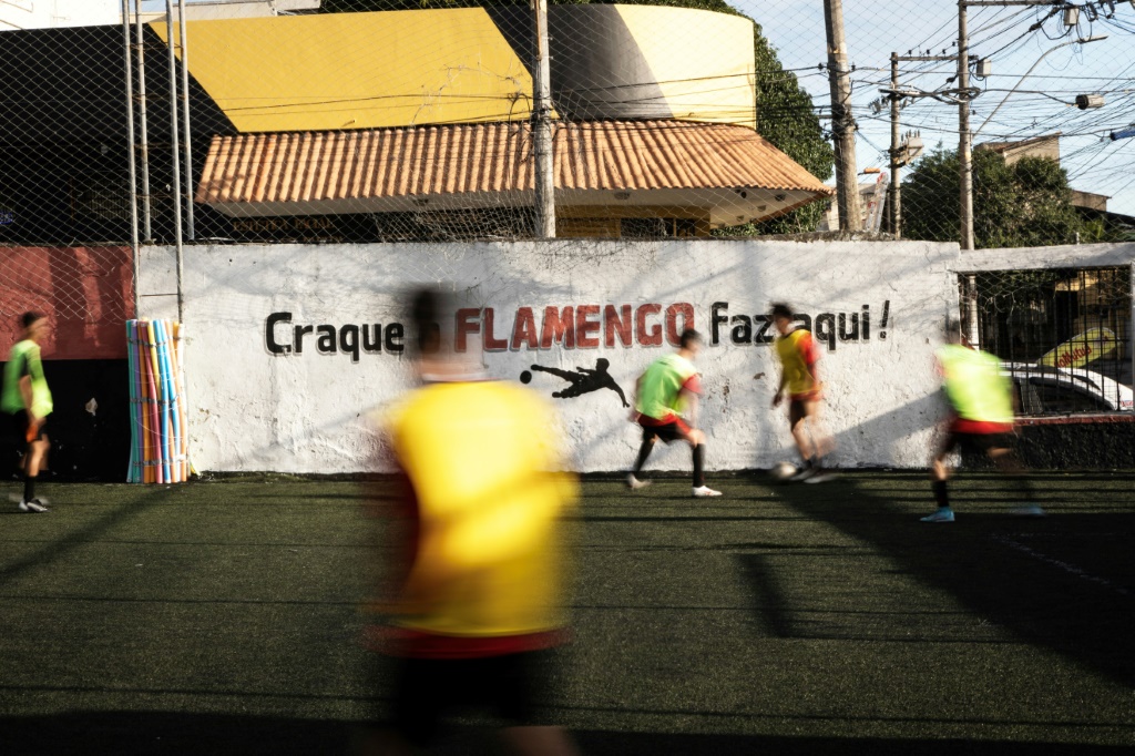 فريق فلامنغو البرازيلي تحت 19 عامًا يتدرب في منطقة ساو غونسالو في ريو دي جانيرو في 23 أيار/مايو 2023. (ا ف ب)