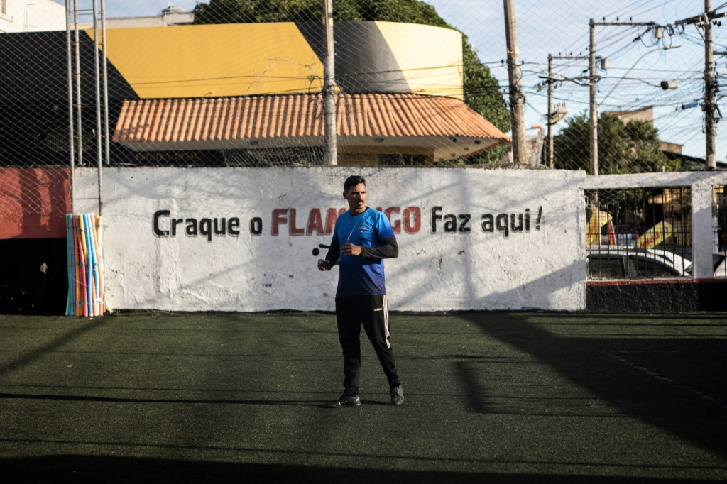مدرب فريق فلامنغو البرازيلي تحت 19 عاما فيكتور هوغو دا سيلفا مولر في مركز تدريب النادي في منطقة ساو غونسالو في ريو دي جانيرو في 23 أيار/مايو 2023. (ا ف ب)