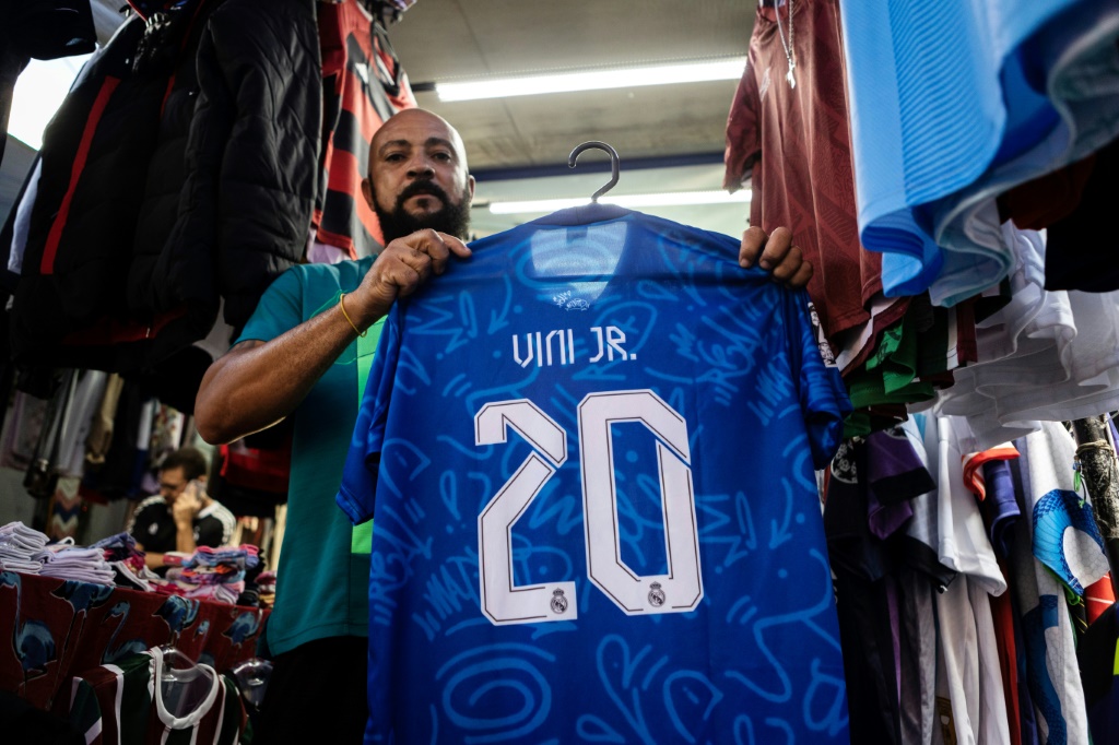  قميص يحمل اسم فينيسيوس جونيور معروض للبيع في متجر في منطقة ساو غونسالو في ريو دي جانيرو في 23 ايار/مايو .2023 (ا ف ب)