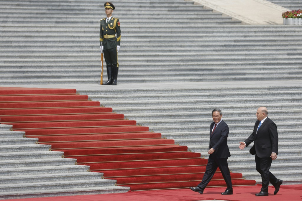     رئيس الوزراء الروسي ميخائيل ميشوستين ونظيره الصيني لي كه تشيانغ في بكين بتاريخ 24 أيار/مايو 2023 (أ ف ب)