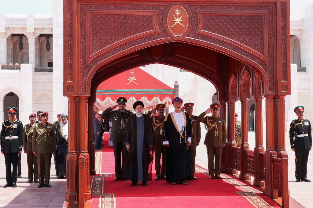 سلطان عمان طارق بن هيثم (الى اليمين) يستقبل الرئيس الإيراني إبراهيم رئيسي في مسقط في 23 أيار/مايو 2022 (ا ف ب)