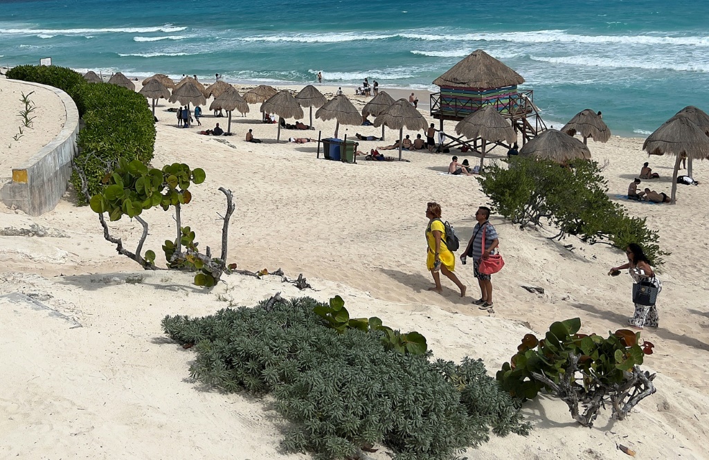 أشخاص يرتادون أحد شواطئ كانكون المكسيكية في الثامن من تشرين الثاني/نوفمبر 2022 (ا ف ب)
