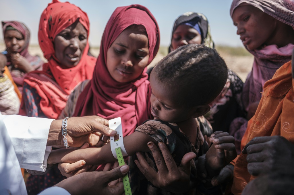 عاملة في مجال الصحة تقيس ذراع طفلة في عيادة متنقله أقامتها منظمة إنسانية في قرية أنتالالي على بعد 50 كلم عن غودي في إثيوبيا، في 13 كانون الثاني/يناير 2023 (ا ف ب)