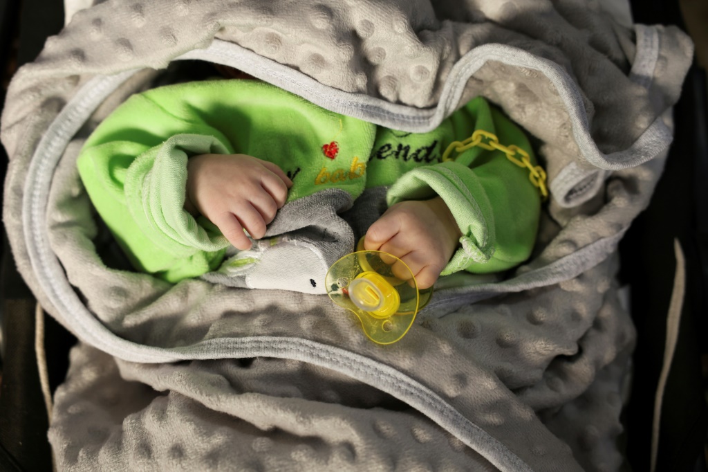 صورة التقطت في 30 نيسان/ابريل 2023 لرضيع في سرير في مركز "بيوت الأطفال"' في إدلب الخاضعة لسيطرة المعارضة والذي يؤوي الأطفال السوريين غير المصحوبين بذويهم والأطفال مجهولي النسب (ا ف ب)