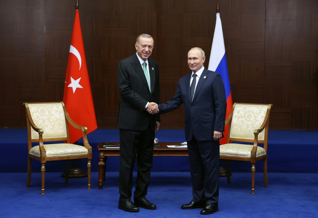 الرئيس الروسي فلاديمير بوتين (يمين) مع نظيره التركي رجب طيب اردوغان خلال لقائهما في استانا في 13 تشرين الاول/اكتوبر 2022 (ا ف ب)