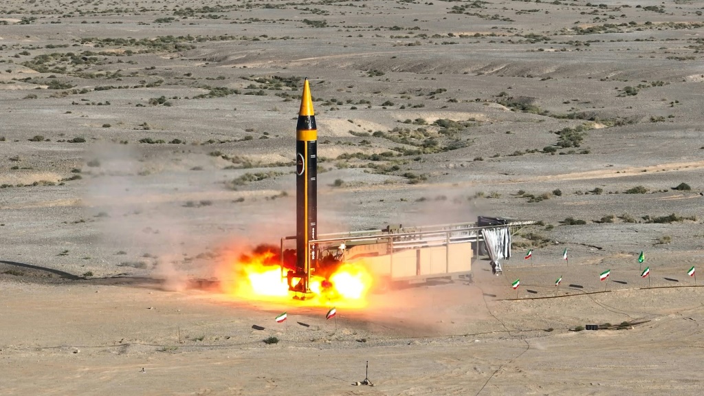     صورة منشورة قدمتها وزارة الدفاع الإيرانية تظهر اختبار الجيل الرابع من صاروخ خرمشهر الباليستي المسمى خيبر. (أ ف ب)