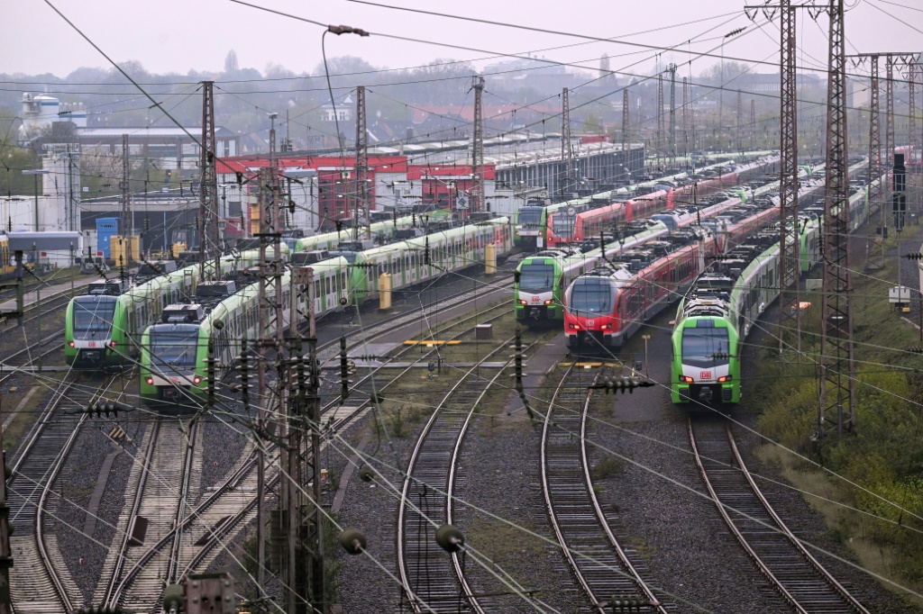     قطارات متوقفة في المحطة الرئيسية في ايسن بغرب المانيا في 21 نيسان/ابريل 2023 بسبب اضراب عمال السكك الحديد. (أ ف ب)
