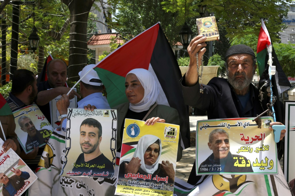     فلسطينيون يشاركون في تظاهرة تضامنية مع الأسرى الفلسطينيين في السجون الإسرائيلية في مدينة الخليل جنوب الضفة الغربية المحتلة في 25 أيار/مايو 2023 (أ ف ب)   