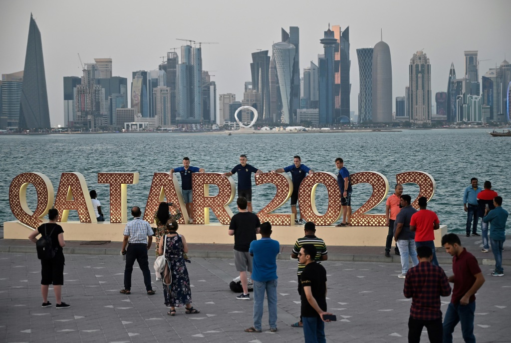 سياح من البر الصيني يرقصون قرب الواجهة البحرية لهونغ كونغ في 13 آذار/مارس 2023. (أ ف ب)