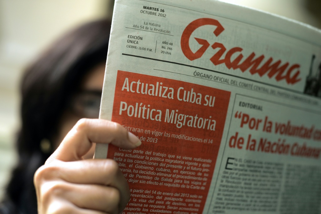     امرأة تقرأ صحيفة غرانما الناطقة باسم الحزب الشيوعي في هافانا في 16 تشرين الاول/اكتوبر 2012 (أ ف ب)