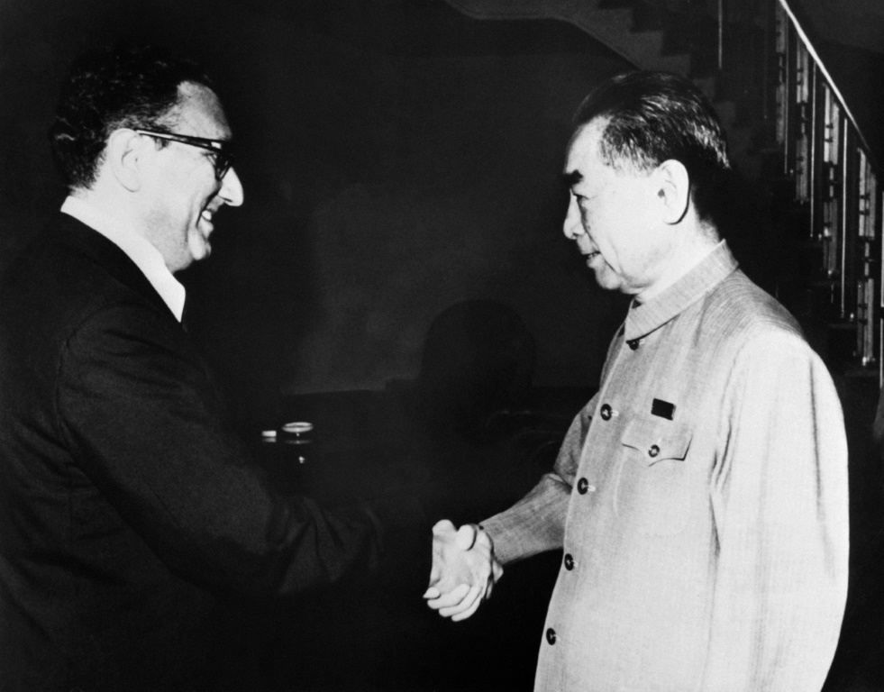 المبعوث الأمريكي هنري كيسنجر يصافح رئيس الوزراء الصيني تشو إنلاي في بكين في رحلة سرية في يوليو 1971 بينما كان كيسنجر يتطلع إلى إقامة علاقات. (ا ف ب)