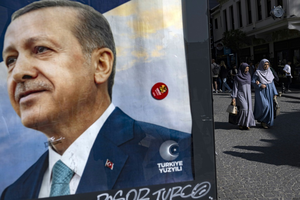     يُعد الرئيس رجب طيب أردوغان مرشحًا قويًا لتمديد فترة حكمه التي استمرت عقدين حتى عام 2028 (أ ف ب)