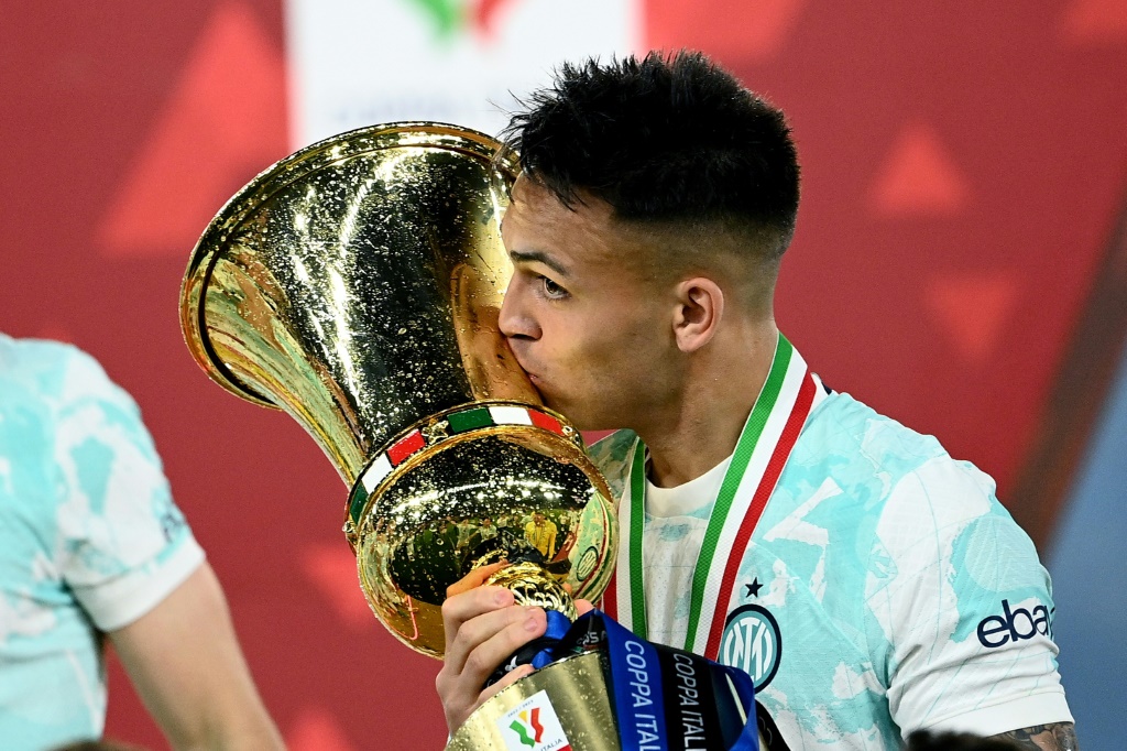 قائد إنتر ميلان الدولي الارجنتيني لاوتارو مارتينيس يقبل كأس إيطاليا عقب التتويج بلقبها على حساب فيورنتينا 2-1 في المباراة النهائية في 24 أيار/مايو 2023. (ا ف ب)
