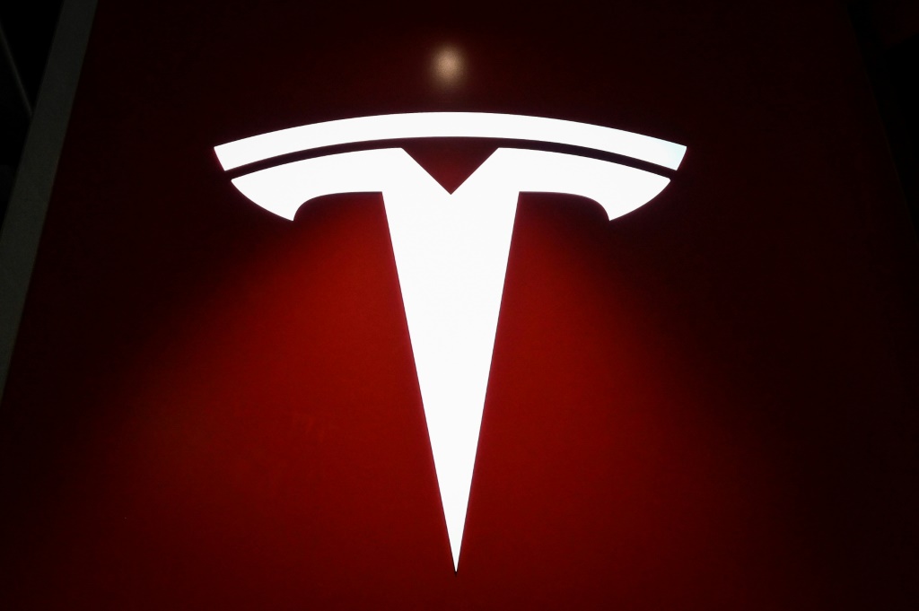 شعار شركة تيسلا للسيارات الكهربائية (ا ف ب)