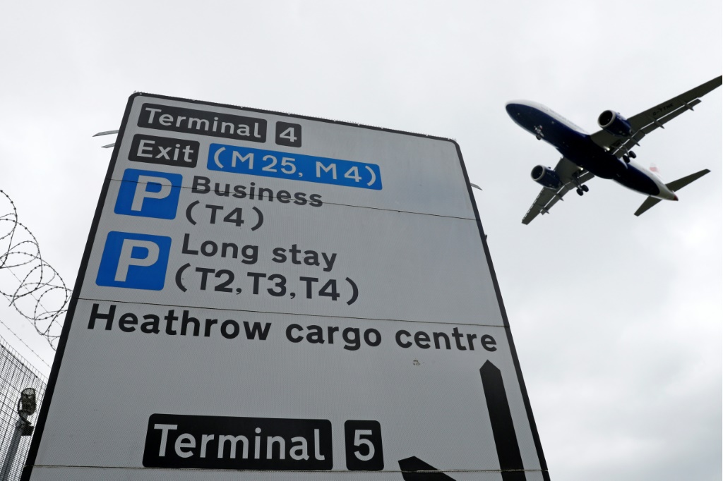 طائرة ركاب تابعة للخطوط الجوية البريطانية تصل إلى مطار هيثرو في غرب لندن في 10 أيار/مايو 2020 (ا ف ب)