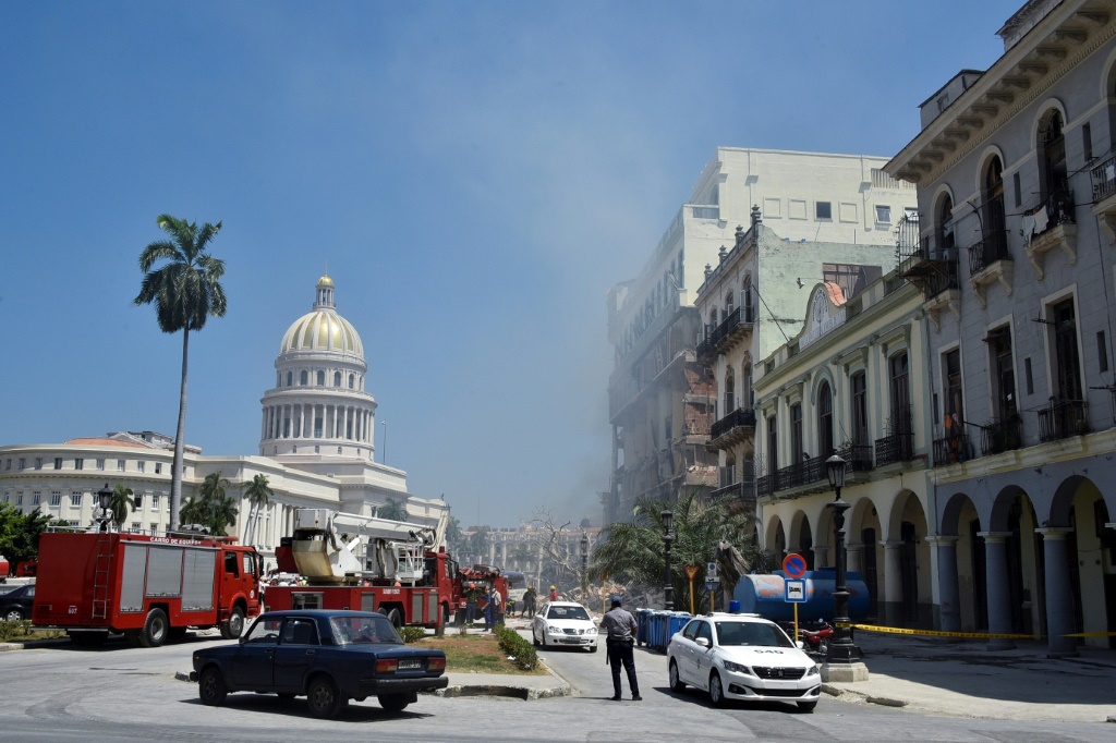        فرق إسعاف في محيط الفندق حيث وقع انفجار في هافانا في السادس من أيار/مايو 2022 (أ ف ب)