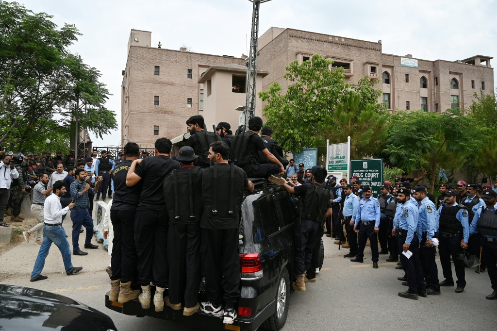 مع المحاكم العسكرية وترهيب الصحافة والاعتقالات الجماعية ، يسعى حكام باكستان إلى تدمير دعم زعيم المعارضة الشعبية عمران خان قبل الانتخابات. (أ ف ب)