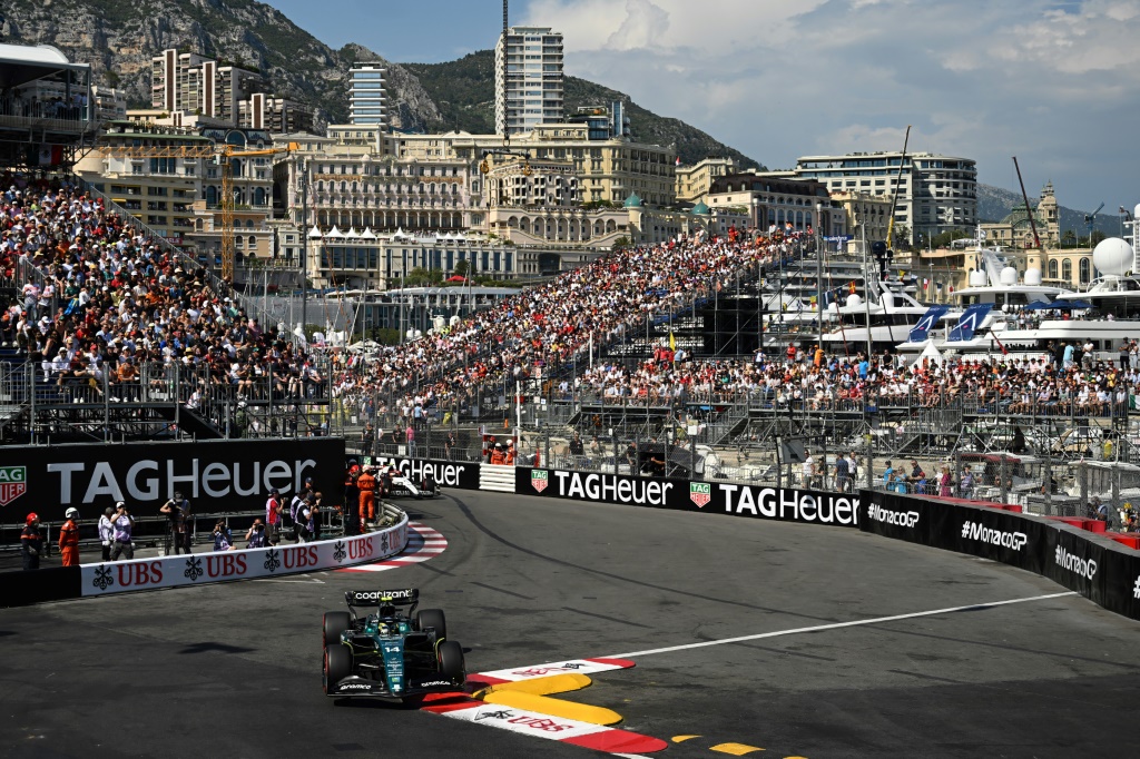 سائق أستون مارتن الاسباني فرناندو الونسو خلال التجارب الرسمية لسباق جائزة موناكو الكبرى في الفورمولا واحد في 27 أيار/مايو 2023. (ا ف ب)