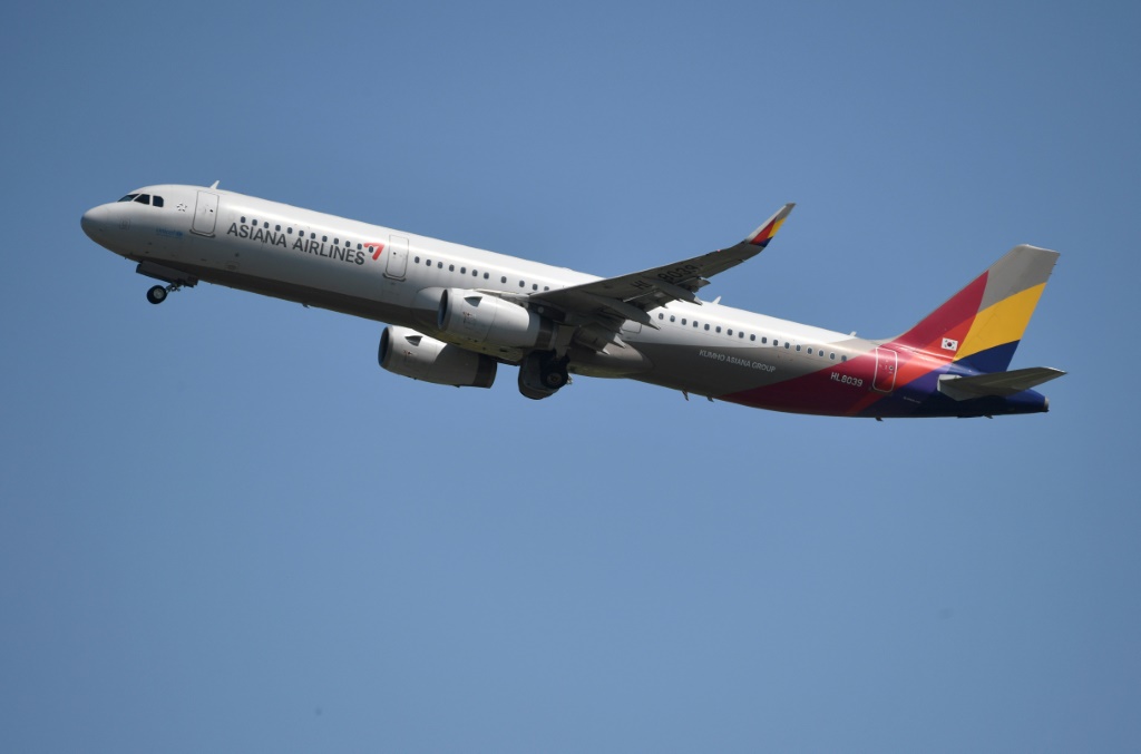 طائرة تابعة لشركة "أسيانا إيرلاينز" بعيد إقلاعها من مطار غيمبو في العاصمة الكورية الجنوبية سيول في 8 أيلول/سبتمبر 2020 (ا ف ب)