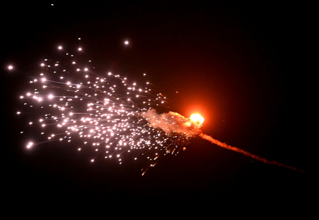 انفجار طائرة مسيرة دمرها الدفاع المضاد للطائرات فوق العاصمة الأوكرانية كييف في 28 من ايار/مايو 2023 (ا ف ب)