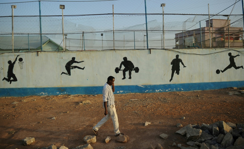رجل يسير أمام جدار عليه رسوم غرافيتي في 23 كانون الثاني/يناير 2018 في غاروي في ولاية بونتلاند الانفصالية الشمالية في الصومال (أ ف ب)