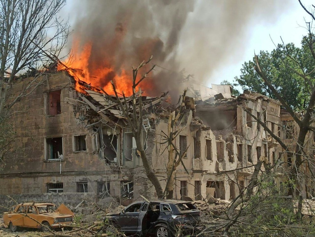     صورة بثتها السلطات العسكرية الأوكرانية على تلغرام يظهر فيها مركز طبي مشتعل بعد إصابته بصاروخ روسي في 26 أيار/مايو 2023 في دنيبرو (أ ف ب)