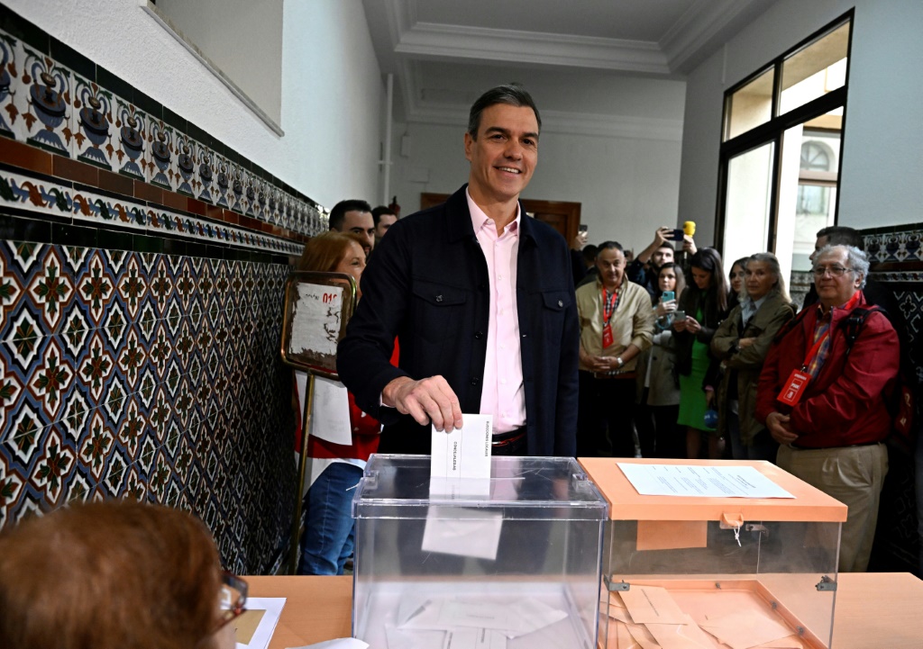 رئيس الوزراء الاشتراكي الإسباني بيدرو سانشيز يدلي بصوته في مدريد في انتخابات بلدية ومحلية في 28 أيار/مايو 2023 (ا ف ب)