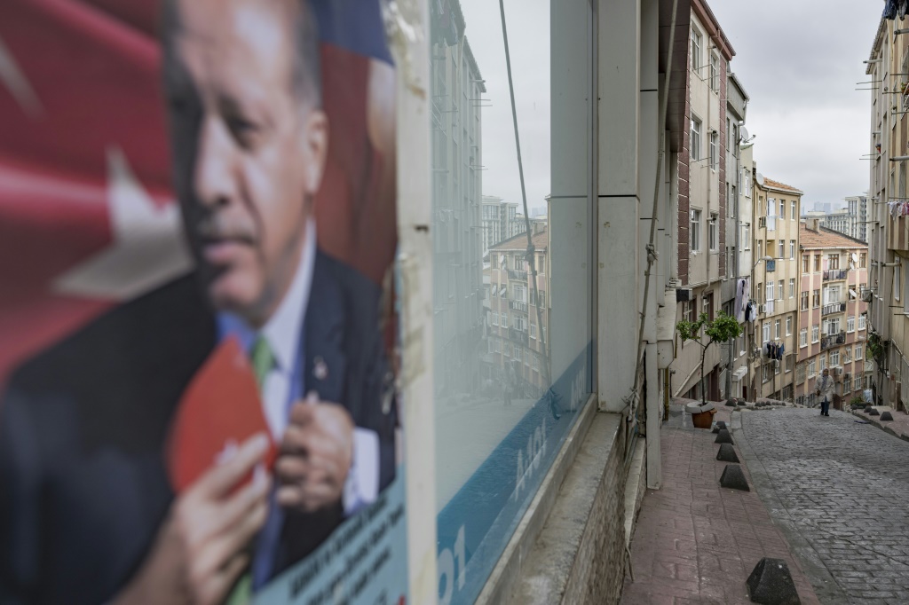    تحدى أردوغان التوقعات عندما كاد أن يضمن فوزًا تامًا في الجولة الأولى في 14 مايو (أ ف ب)