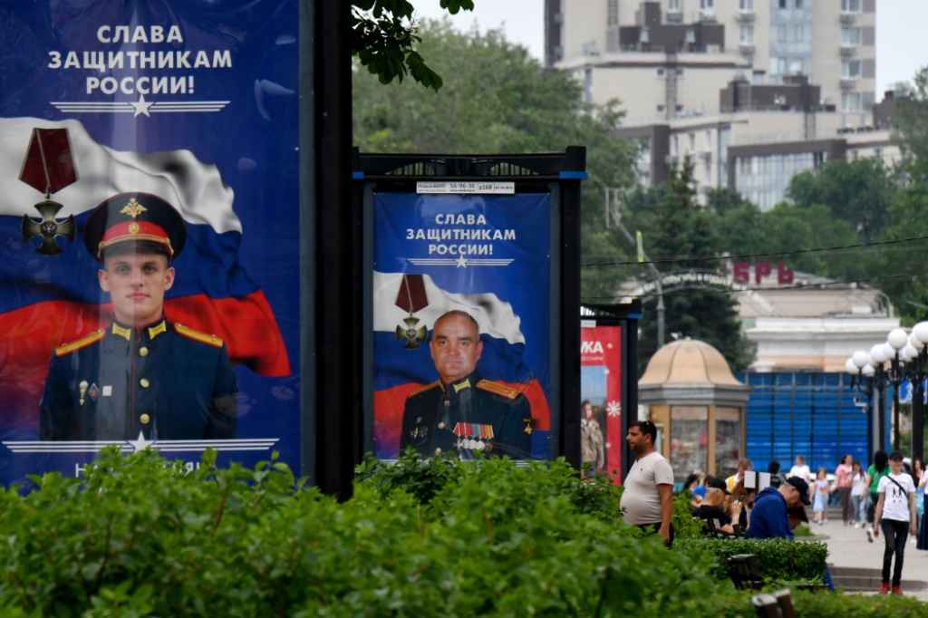    إلى جانب ملصقات التجنيد العسكرية ، انتشرت صور حول مدينة "أبطال روسيا" ، قتل جنود في معارك بأوكرانيا. (أ ف ب)