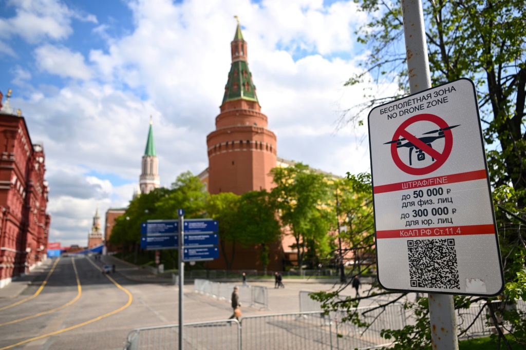 لافتة تشير إلى حظر تحليق الطائرات المسيرة قرب الكرملين في موسكو بتاريخ 3 أيار/مايو 2023 (أ ف ب)